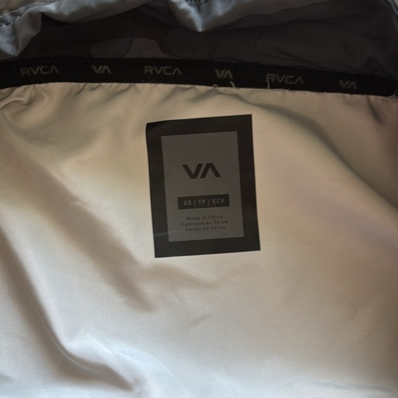 New RVCA camo windbreaker size XS - Picture 4 of 6